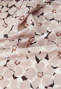 Tessuto con motivo floreale dalla consistenza morbida, nei toni di rosa, crema e marrone. Progettato con fiori e foglie sovrapposti.