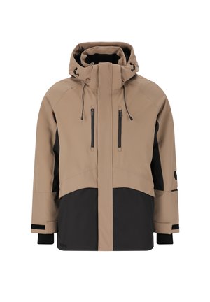 Ruskea ja musta eristetty takki, jossa on korkea kaulus, säädettävä huppu ja kaksi vetoketjullista rintataskua; siinä on sileä, vettähylkivä pinta.