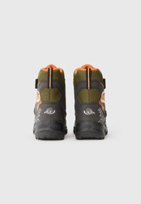 Botas de senderismo de caña baja en verde oliva y negro, con acentos en naranja, paneles de malla y gráficos estampados en los lados.