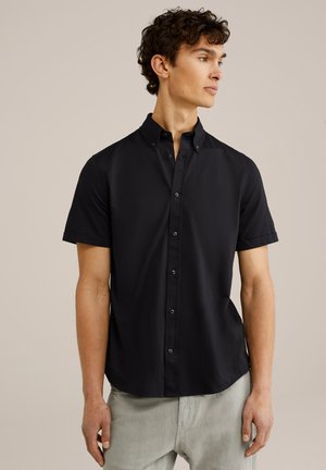 Zwart short-sleeve button-up shirt van soepel stof, met een puntige kraag en subtiele knopen, gecombineerd met lichtgrijze broek.