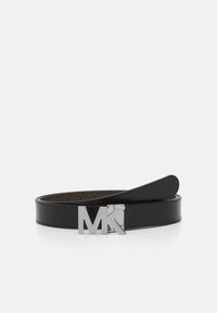 Juodas odinis diržas su sidabrine "MK" logo sagtimi. Diržas turi lygų paviršių ir kontrastingą raštuotą vidų.