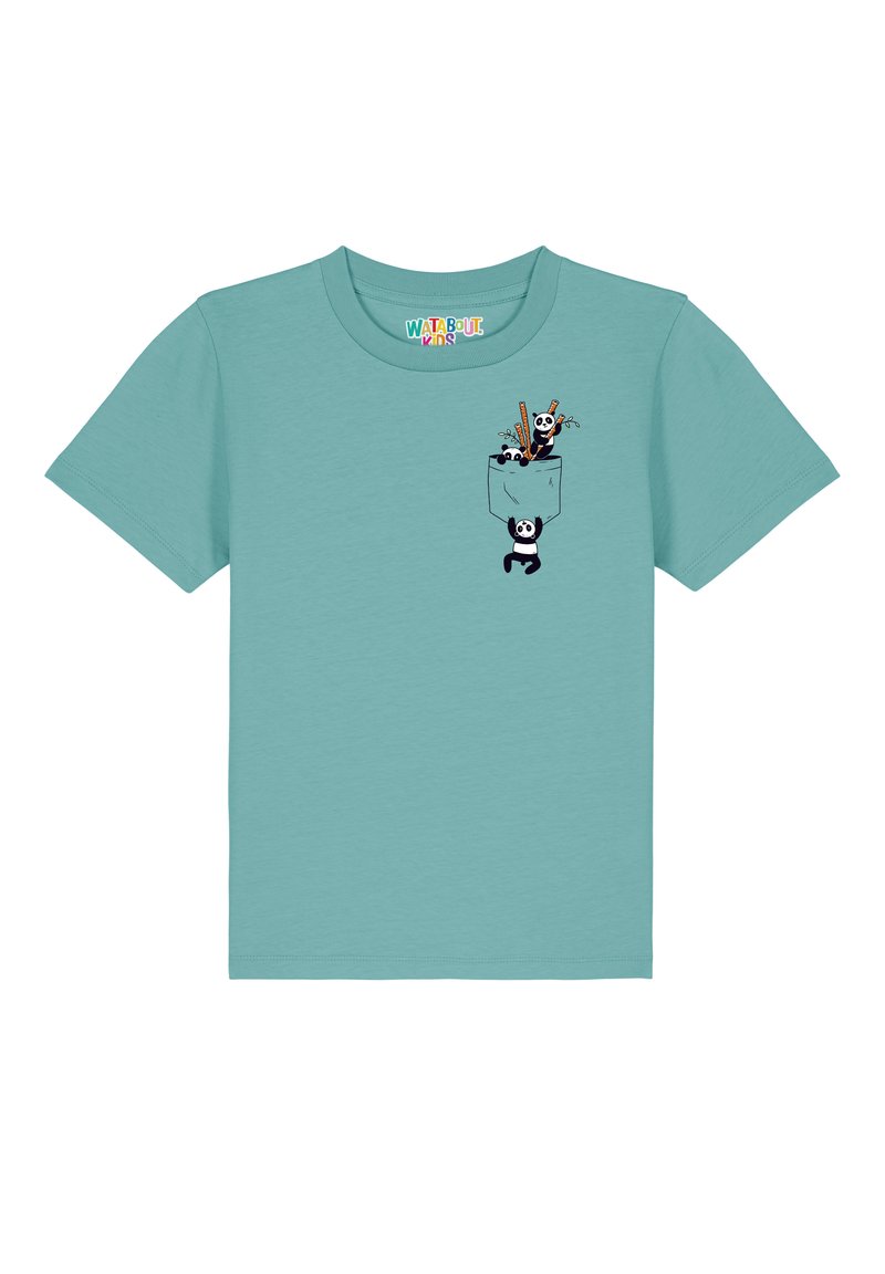 Türkises T-Shirt mit kurzen Ärmeln und einer Taschenapplikation, die verspielte Panda-Grafiken und Bambusstäbe zeigt. Weicher, leichter Stoff.