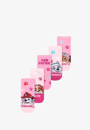 Cinque paia di calzini rosa con cani cartoni animati di "Paw Patrol." I design includono immagini dei personaggi e impronte di zampe, in diverse tonalità di rosa.