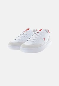 Sneaker bianche con colletto imbottito, punta in suede, dettagli rossi e logo. Suola leggera e forma arrotondata con lacci per una vestibilità sicura.