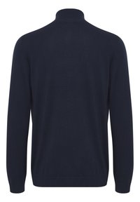 Pull bleu marine avec un col montant et des manches longues, fabriqué à partir d'un matériau lisse et doux. Présente des poignets et un ourlet côtelés.