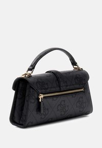 Sac à main texturé noir avec poignée supérieure, fermeture à rabat, poche zippée avant en or et motif monogramme subtil sur fond blanc.