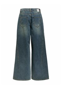 Jean en denim bleu à jambes larges vu de dos avec deux poches arrière, passants de ceinture et coutures détaillées sur fond blanc uni.