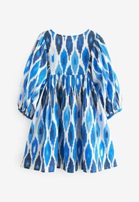 Modré šaty s potiskem, které mají design s nafouknutými rukávy, stažený pas a živý ikatový vzor v různých odstínech modré. Bavlněná látka.