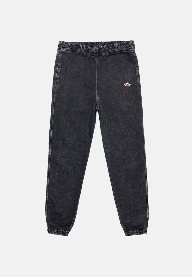 Pantalons jogger en denim noir avec une taille élastique, des jambes fuselées et des ourlets à revers. Présente un petit logo rouge sur le devant à gauche.