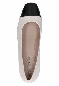 Baleríny v světle růžové kůži s černou lakovanou špičkou. Mají zaoblený tvar a hladkou texturu. Stříbrné logo uvnitř.