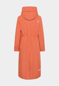 Waterdichte, lange oranje jas met een capuchon, elastische taille en reflecterende accenten. Gladde textuur, strakke lijnen en lange mouwen.