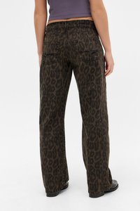 Leopardskin wijde-jeans in donkerbruin en zwart, met een hoge taille, achterzakken en een relaxte pasvorm met een lichte structuur.