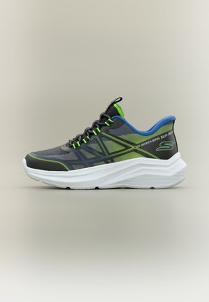 Scarpa sportiva Skechers grigia e nera con dettagli verdi e blu, suola bianca spessa e design slip-on, vista di profilo.
