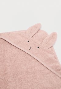 Asciugamano con cappuccio rosa che presenta orecchie da coniglio e dettagli ricamati sul viso. Realizzato in morbido tessuto di spugna con una finitura liscia lungo i bordi.