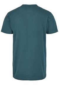 Rövid ujjú póló mély teal színű pamutból. Egyszínű, kerek nyakkivágású és egyenes fazonú. Sima textúra, az éleken varrással.
