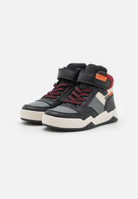 Baskets montantes en cuir noir et maille. Présentent des lacets rouges, un accent blanc et orange, un col rembourré et une semelle en caoutchouc texturé.