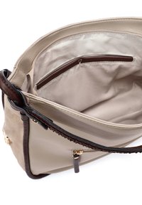 Beige leren handtas met een gladde textuur, bruin leren accenten en een grote binnenzak. Voorzien van een ritscompartiment en een stevige schouderband.
