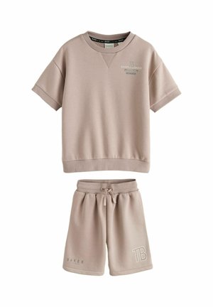 Beige Sweatshirt mit kurzen Ärmeln und passende Shorts mit Kordelzug, beide mit den Logos "Baker" und "TB" auf der Brust und dem Bein.