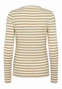 Ilgiem piedurkņu tops ar ribota tekstūra, ar mainīgiem gaiši bežiem un krēmīgu horizontālām svītrām, ar apaļu kakla izgriezumu un pieguļošu formu.