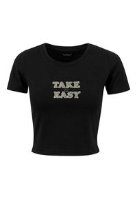 Svart kortermet t-skjorte med teksten "TAKE IT EASY" i en lekende skrifttype med fargerike detaljer. Jevn stoffkvalitet.