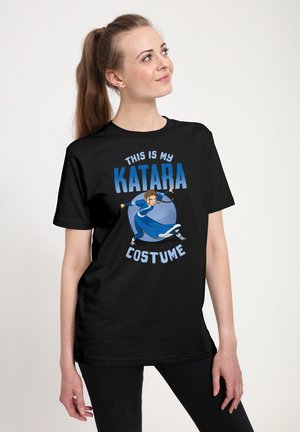 Zwarte katoenen t-shirt met een grafische print van een personage in een blauwe outfit met de tekst "DIT IS MIJN KATARA KOSTUUM" in blauw en wit.