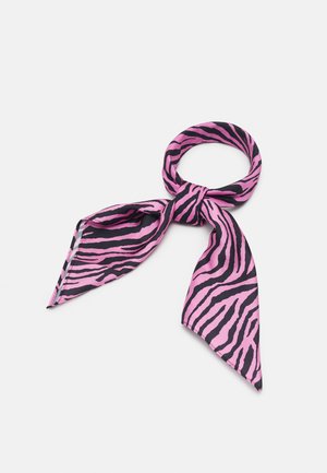 Cachecol rosa com um padrão de riscas de zebra pretas, feito de tecido suave, com extremidades em ponta e um laço para fácil amarração.