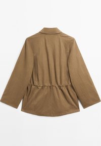 Bruine, lichte jas met een kraag, lange mouwen en een elastische taille. Soepele textuur zonder zichtbare hardware of patronen.