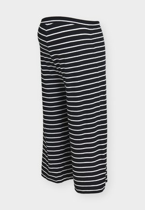 Zwarte cropped wijde broek met horizontale witte strepen en elastische tailleband op een effen lichte achtergrond.