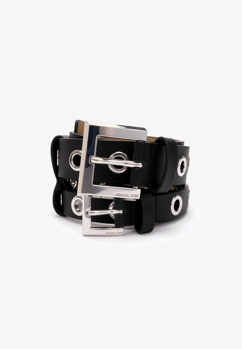Zwarte leren riem met een brede ontwerp, voorzien van zilverkleurige hardware, een grote rechthoekige gesp en metalen oogjes. Merklogo zichtbaar.