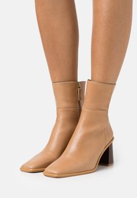 ALOHAS WEST - Botins de salto alto - beige