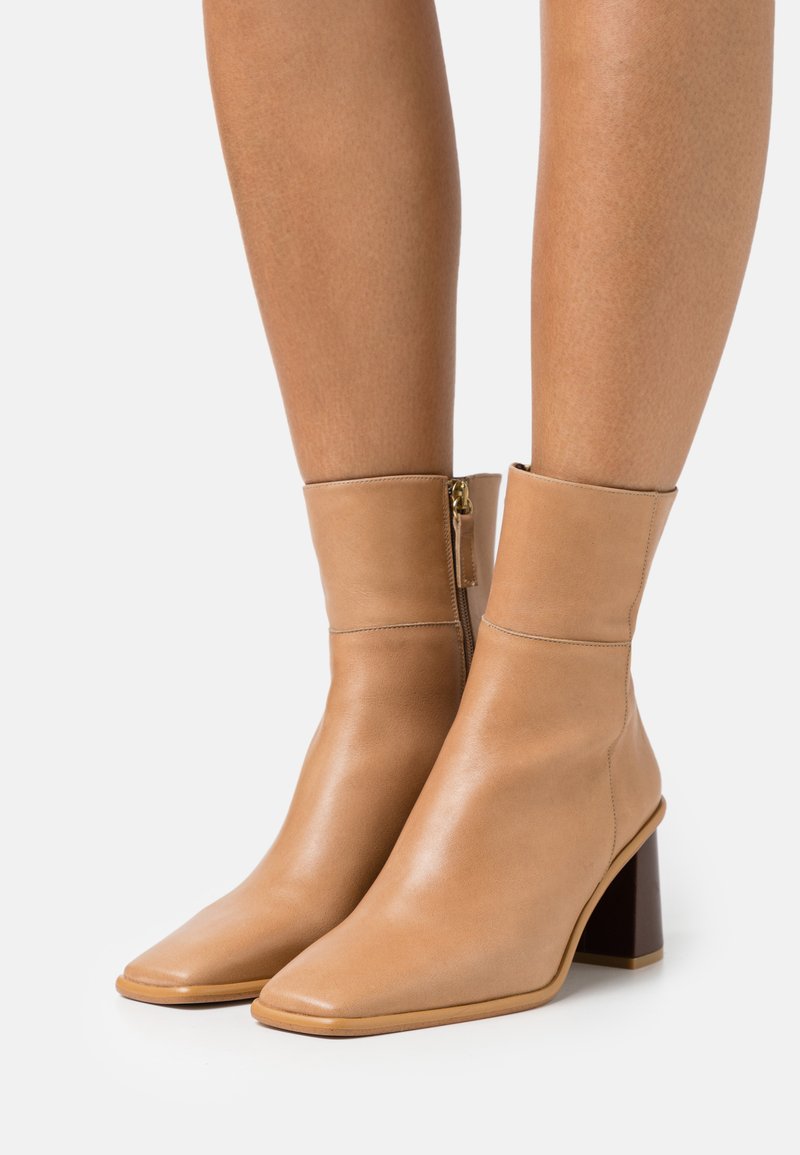 ALOHAS WEST - Botins de salto alto - beige
