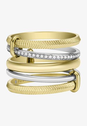 Guld- og sølvfarvede stablebare ringe har teksturerede og glatte overflader, nogle med klare sten indsat i et sølvbånd.