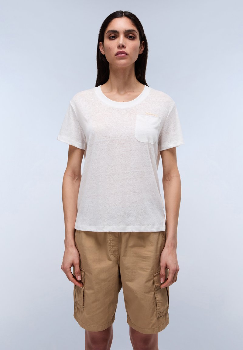 Hvid, kortærmet T-shirt med en struktureret overflade og en brystlomme. Bæres med khaki cargo shorts med sidelommer.
