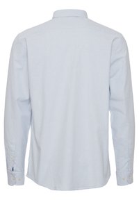 Camisa de manga larga a rayas azul claro con cuello button-down. Presenta puños abotonados y una textura de tela suave.