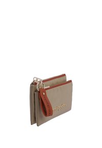 Cartera de cuero beige con dos compartimentos con cremallera, uno con una correa de acento marrón. Logo dorado en relieve en la parte frontal, textura suave.