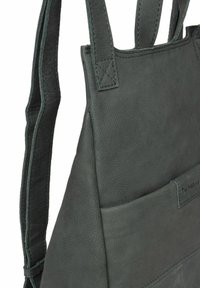Bolso tote de cuero gris con acabado texturizado, que cuenta con dos asas resistentes y un detalle de parche en la parte frontal. El diseño es geométrico y minimalista.