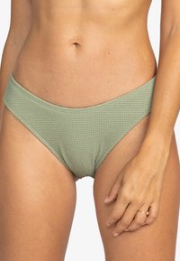 Zelené texturované bikiny s vysokým pasem, s hladkým elastickým páskem a jemným mřížkovaným vzorem, navržené pro těsný střih.