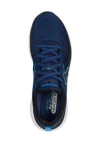 Zapatilla deportiva azul marino con parte superior de malla, acentos en azul claro, diseño de cordones y suela de goma blanca. Cuenta con una plantilla de espuma con memoria.