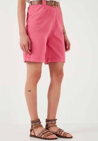 LELA REGULAR FIT - Shorts - fuchsia