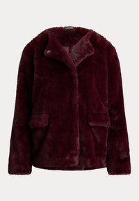 Burgundy színű műszőrme dzseki, kihajtott gallérral, oldalsó zsebekkel és puha, texturált felülettel. Zárt kialakítás, laza fazon.