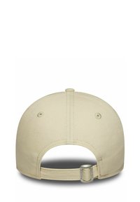 Cappellino beige da baseball visto da dietro con cinturino in tessuto regolabile e chiusura a fibbia in metallo.