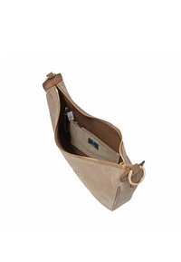 Borsa in suede beige con tracolla in pelle marrone, chiusura con zip e una tasca interna con etichetta, che mette in evidenza un design spazioso.