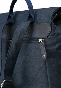 Bolso de lona navy con una superficie texturizada, detalles de cuero, asas resistentes en la parte superior y un compartimento con cremallera con herrajes de metal.