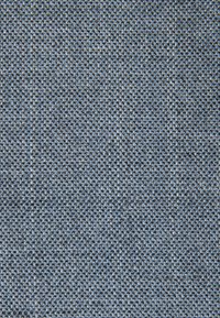 Tissu bleu tissé avec une surface texturée, présentant un mélange de fils bleu foncé et bleu clair dans un motif uniforme. Texture durable et robuste.