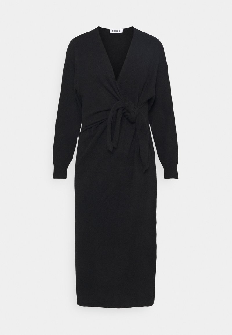 Robe midi noire à manches longues avec décolleté en V et ceinture nouée style portefeuille à la taille sur un fond clair uni.