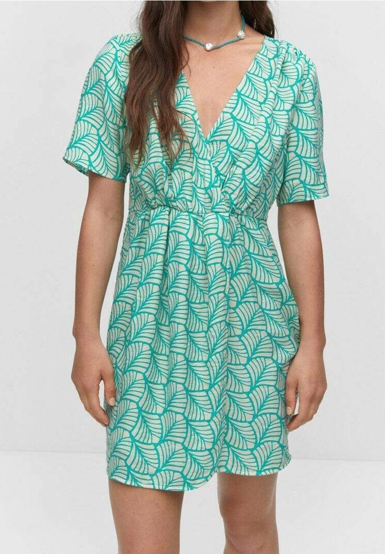 Robe verte à motifs avec des designs de feuilles, manches courtes et décolleté en V. Le matériau a une texture lisse, avec une taille élastique pour un bon ajustement.