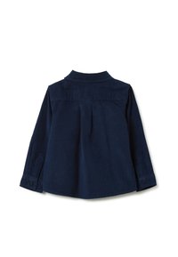 Marine corduroy overhemd met lange mouwen, een kraag en een achterkant met plooi. Heeft knoopmanchetten en een soepele textuur.