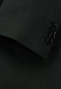 Schwarze Sakko-Ärmel mit glatter Textur, ausgestattet mit vier schwarzen Knöpfen und feinen Stichdetails entlang des Randes.