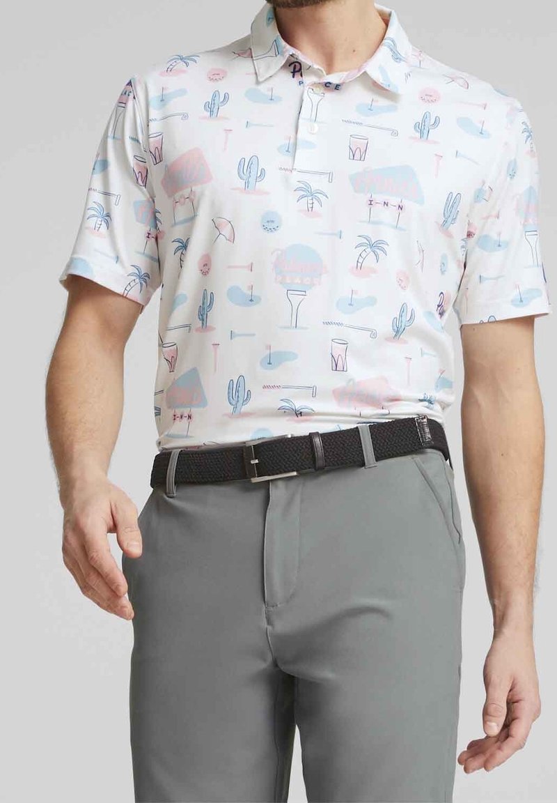 Polo tričko s krátkým rukávem v bílé barvě s barevným, hravým vzorem zahrnujícím kaktusy, nápoje a palmy. Kombinováno se šedými kalhotami a černým opaskem.