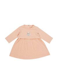 Pfirsichfarbenes Kleid mit langen Ärmeln, das eine geraffte Taille und eine niedliche Tierstickerei auf der Brust aufweist. Kleiner gepunkteter Musterverlauf im gesamten Kleid.